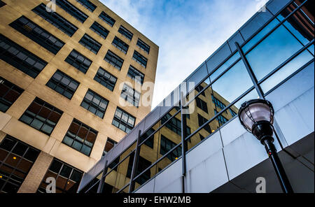 Straßenlaterne und erhöhten Laufsteg in der Innenstadt von Baltimore, Maryland. Stockfoto