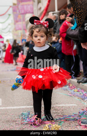 LOULE, PORTUGAL - Februar 2015: Bunte Karneval (Carnaval) Parade Festivalteilnehmer auf Stadt Loule, Portugal. Stockfoto