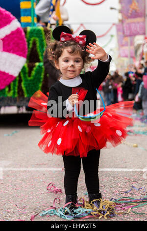 LOULE, PORTUGAL - Februar 2015: Bunte Karneval (Carnaval) Parade Festivalteilnehmer auf Stadt Loule, Portugal. Stockfoto