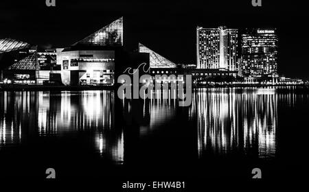 Legg Mason Gebäude und National Aquarium in der Nacht, im Inneren Hafen von Baltimore, Maryland. Stockfoto