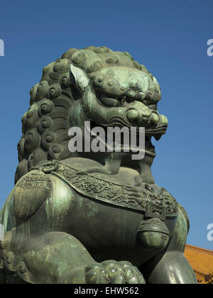 Männlicher Löwe aus Bronze, Tor der höchsten Harmonie, äußeren Gericht, Verbotene Stadt, Peking, China, Asien Stockfoto