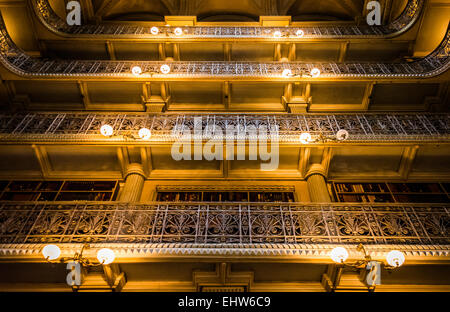 BALTIMORE - 13 Juni: Das Innere der Peabody-Bibliothek im 13. Juni 2014 in Baltimore, Maryland. Die Peabody-Bibliothek ist eine resea Stockfoto