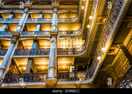 BALTIMORE - 13 Juni: Das Innere der Peabody-Bibliothek im 13. Juni 2014 in Baltimore, Maryland. Die Peabody-Bibliothek ist eine resea Stockfoto