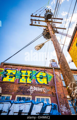 Strommast in Graffiti Gasse, Baltimore, Maryland. Stockfoto