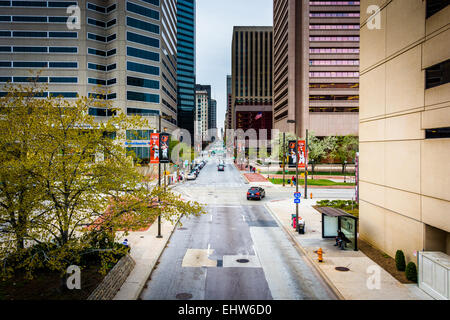 Blick von Charles Street einen erhöhten Laufsteg in Baltimore, Maryland. Stockfoto