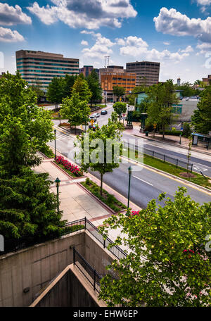 Blick auf Gebäude und eine geteilte Straße von der Spitze eines Parkhauses in Towson, Maryland. Stockfoto