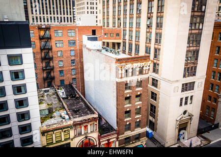 Ansicht von Gebäuden an der Lombard Street von einem Parkhaus in Baltimore, Maryland. Stockfoto