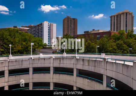 Blick auf Parkplatz Garage Rampe und Hochhäuser in Towson, Maryland. Stockfoto
