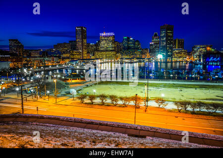 Blick auf die Skyline von Baltimore und Inner Harbor in der Nacht, gesehen vom Federal Hill, Baltimore, Maryland. Stockfoto