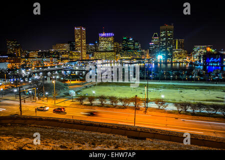 Blick auf die Skyline von Baltimore und Inner Harbor in der Nacht, gesehen vom Federal Hill, Baltimore, Maryland. Stockfoto