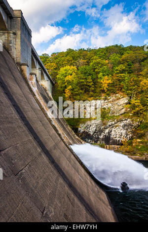 Wasser fließt aus Prettyboy Damm in den Fluss Schießpulver in Baltimore County, Maryland. Stockfoto