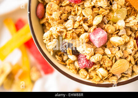 Müsli mit getrockneten Früchten, Süßigkeiten, Beeren und Nüssen Stockfoto