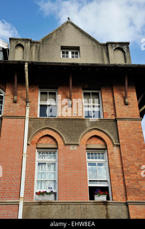 Durban, KwaZulu-Natal, Südafrika, Blumenkästen in Windows, Red brick wall von Emmaneul Kathedrale im gotischen Stil Gebäude, Architektur, historische Stockfoto