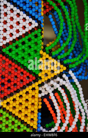 Close-up Detail der geometrische Muster auf traditionellen Zulu beadwork Halskette für Verkauf als touristische Souvenir in Durban, KwaZulu-Natal, Südafrika Stockfoto