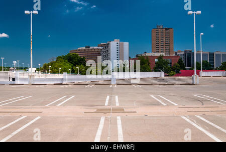 Blick auf Hochhäuser in Towson, Maryland von der Spitze eines Parkhauses. Stockfoto