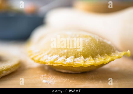 Roh-Ravioli in das Mehl auf den Tisch-Nahaufnahme Stockfoto