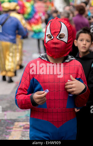 LOULE, PORTUGAL - Februar 2015: Bunte Karneval (Carnaval) Parade Festivalteilnehmer auf Stadt Loule, Portugal. Stockfoto