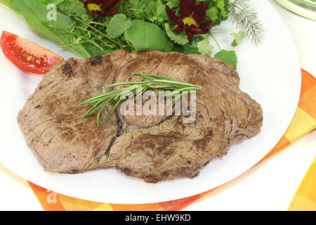 frische Ribeye Steak mit Wildkräutersalat Stockfoto