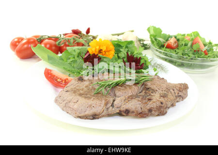gebratenen Ribeye Steak mit Wildkräutersalat Stockfoto
