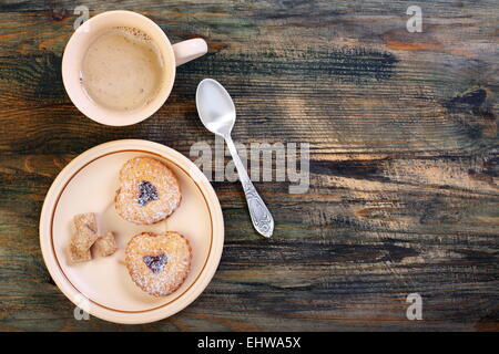 Kaffee und Gebäck in der Form von Herzen. Stockfoto