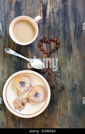 Kaffee, Kekse und Herzen von Kaffeebohnen. Stockfoto