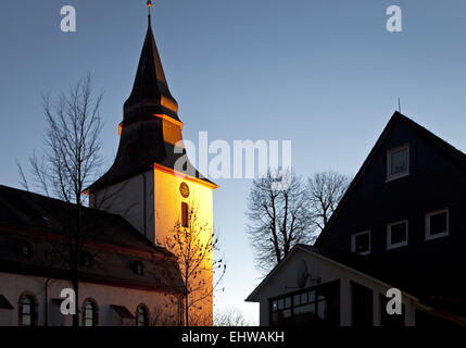 Der Kirche St. Jakob in Winterberg. Stockfoto