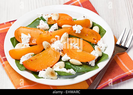 Spinat Persimmon Ziegenkäse Salat Stockfoto