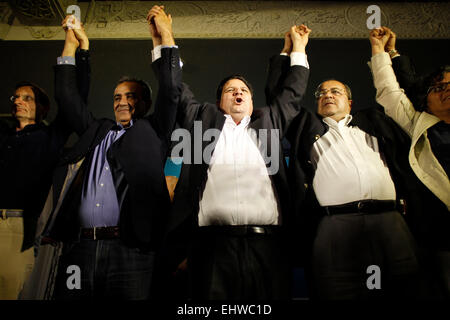 Jerusalem, Israel. 17. März 2015. Head of Israel Joint Arab List Ayman Odeh (C), reagiert mit Mitgliedern der Partei nach Ausfahrt Umfrageergebnisse in Nazareth, Israel, am 17. März 2015. Nach Exit Polls würde die gemeinsame Liste 12 bis 13 Sitze und die drittgrößte Partei im israelischen Parlament. Bildnachweis: Muammar Awad/Xinhua/Alamy Live-Nachrichten Stockfoto