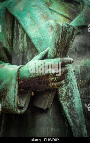 Graduierung Bild des alten Statue hält akademischen Scroll Stockfoto