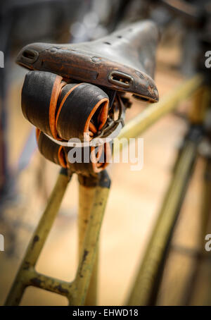 Ein Vintage Fahrrad mit einem Schlauch unter dem Sitz Stockfoto