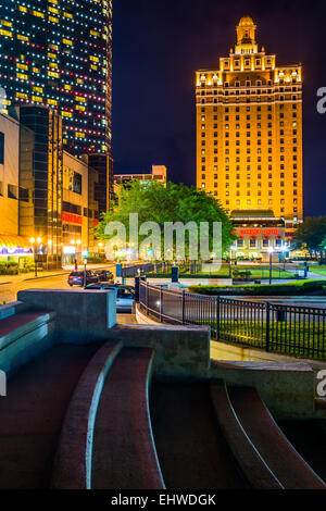 Bally es und The Claridge Hotel in der Nacht in Atlantic City, New Jersey. Stockfoto