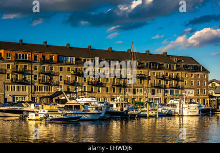 Boote und Lewis Wharf, am inneren Hafen von Boston in Boston, Massachusetts. Stockfoto