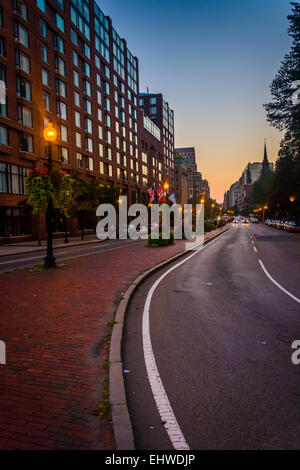 Boylston Street in der Dämmerung, in Boston, Massachusetts. Stockfoto