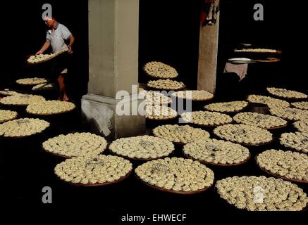 (150318)--Peking, 18. März 2015 (Xinhua)--A Snack Shop Mitarbeiter Mitglied trocknet traditionelle Food auf einen Korridor von einem Qilou Gebäude in Chaozhou City, Süd-China Guangdong Provinz, 27. Oktober 2014. Qilou Gebäude oder Arcade-Häuser, waren die ersten in Europa populär und wurde dann in die Welt eingeführt. Chinas erste Qilou Gebäude entstand in Guangzhou, Hauptstadt der südchinesischen Provinz Guangdong, die auch unter den ersten Küstenstädten zu umarmen fremde Kultur und Modernisierung zu beginnen. In den 30er und 40er Jahren begann die Qilou Architektur in den südlichen Teilen Chinas wie Guangdong durchsetzen, Stockfoto