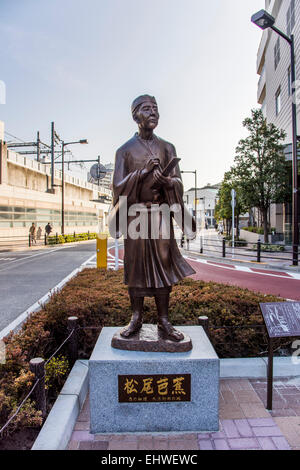 Statue von Matsuo Basho (1644 - 1694), Japanischer Dichter in der Edo Periode. Minamisenju Station, Arakawa-Ku, Tokio, Japan Stockfoto