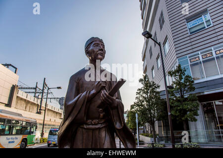 Statue von Matsuo Basho (1644 - 1694), Japanischer Dichter in der Edo Periode. Minamisenju Station, Arakawa-Ku, Tokio, Japan Stockfoto