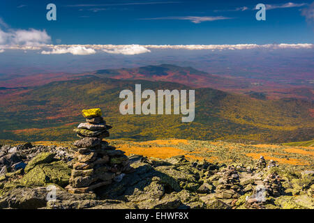 Cairn und Blick auf die weißen Berge vom Mount Washington (New Hampshire). Stockfoto