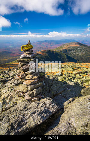 Cairn und Blick auf die weißen Berge vom Mount Washington (New Hampshire). Stockfoto