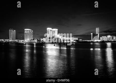 Casinos widerspiegelt in Clam Creek in der Nacht in Atlantic City, New Jersey. Stockfoto