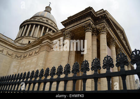 Zaun rund um die großartige Architektur des Gebäudes ein Gerichtsgebäude Stockfoto