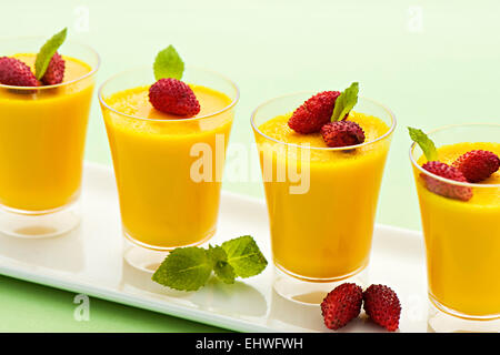 Vanille Dessert in Glasbehältern Stockfoto