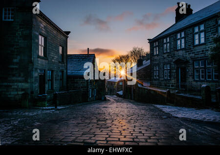 Wunderschöne Winterdämmerung in der Town Gate Kopfsteinpflasterstraße in Heptonstall, West Yorkshire, England. Dezember 2014 Stockfoto