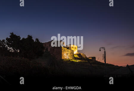 Morgendämmerung in Rosh Haayin, Israel Ruinen von Mirabel, einer Kreuzritterburg, die auf dem Gelände des alten Migdal Afek erbaut wurde. Stockfoto