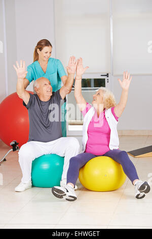 Zwei Senioren Sport in der Physiotherapie bei Reha Stockfoto