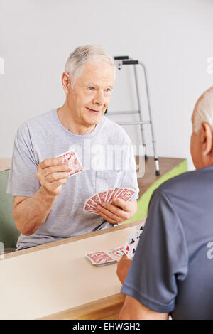 Zwei ältere Leute Spielkarten in einem Pflegeheim Stockfoto