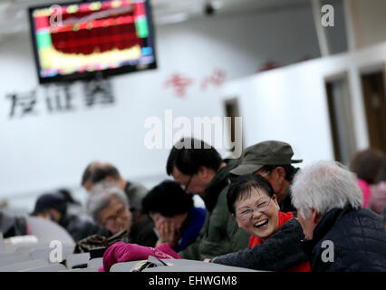 Shanghai, China. 18. März 2015. Investoren suchen durch Bestandsinformationen an einem Handelssaal einer Wertpapierfirma in Shanghai, Ost-China, 18. März 2015. Chinesische Aktien konsolidiert in der Nähe von sieben-Jahres-Hochs am Mittwoch mit der Benchmark Shanghai Composite Index 2,13 Prozent auf 3.577,30 Punkte zu beenden. Der Shenzhen-Komponente-Index stieg von 2,68 Prozent auf 12.496,24 Punkte zu schließen. Bildnachweis: Pei Xin/Xinhua/Alamy Live-Nachrichten Stockfoto
