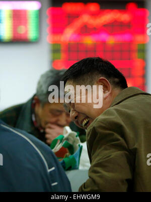 Shanghai, China. 18. März 2015. Investoren suchen durch Bestandsinformationen an einem Handelssaal einer Wertpapierfirma in Shanghai, Ost-China, 18. März 2015. Chinesische Aktien konsolidiert in der Nähe von sieben-Jahres-Hochs am Mittwoch mit der Benchmark Shanghai Composite Index 2,13 Prozent auf 3.577,30 Punkte zu beenden. Der Shenzhen-Komponente-Index stieg von 2,68 Prozent auf 12.496,24 Punkte zu schließen. Bildnachweis: Ding Ting/Xinhua/Alamy Live-Nachrichten Stockfoto