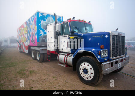 Uncle Sam's American Circus, Custom Painted Truck und Cab von USA Peterbilt Trucks in Southport, Merseyside, Großbritannien, März 2015. Der komplett menschliche Zirkus Spectacular, im Besitz der Show Directors John Courtney und Stephen Courtney, der als Circus Vegas gehandelt wird, ist in Southport angekommen. Die Wandershow des berühmten Uncle Sam's Great American Circus tourt zehn Monate im Jahr. Es handelt sich um eine irische Organisation, eine Auswahl von Americana, die von Stars geprägt ist. US, Kenworth Schwerlastfahrzeuge und Peterbilt HGV Kunstmonster dekorierte Trucks sehen aus, wenn sie in die Stadt Rollen. Stockfoto