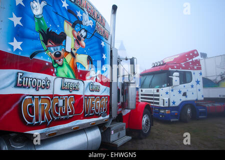 Uncle Sam's American Circus, Custom Painted Truck und Cab von USA Peterbilt Trucks in Southport, Merseyside, Großbritannien, März 2015. Der komplett menschliche Zirkus Spectacular, im Besitz der Show Directors John Courtney und Stephen Courtney, der als Circus Vegas gehandelt wird, ist in Southport angekommen. Die Wandershow des berühmten Uncle Sam's Great American Circus tourt zehn Monate im Jahr. Es handelt sich um eine irische Organisation, eine Auswahl von Americana, die von Stars geprägt ist. US, Kenworth Schwerlastfahrzeuge und Peterbilt HGV Kunstmonster dekorierte Trucks sehen aus, wenn sie in die Stadt Rollen. Stockfoto