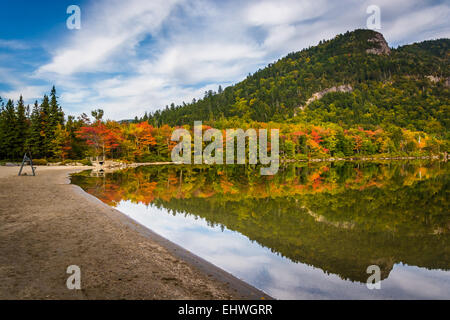 Frühherbst, Farben und Reflexionen am Echo Lake, im Franconia Notch State Park, New Hampshire. Stockfoto